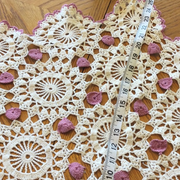 Vintage crocheted table doilie. Large handmade mauve and off white - Picture 4 of 7